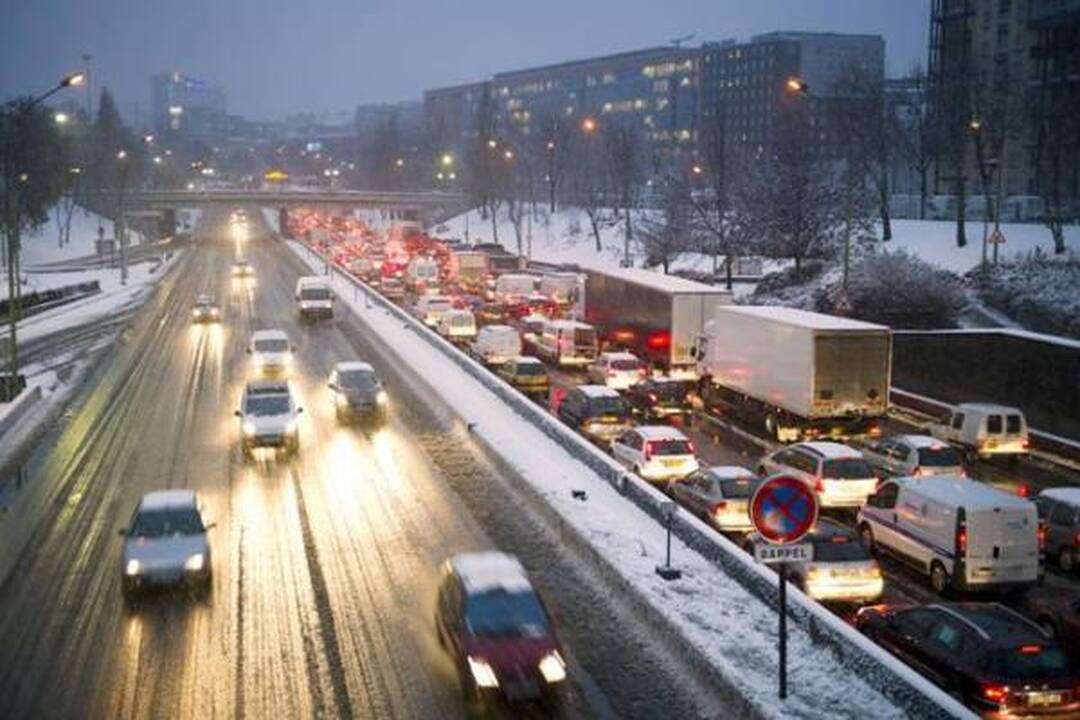 Apsnigtą Paryžių sukaustė ledas