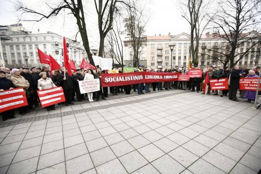 Mitinge prieš šilumos kainas - provokatoriai su "Gazprom" vėliavomis
