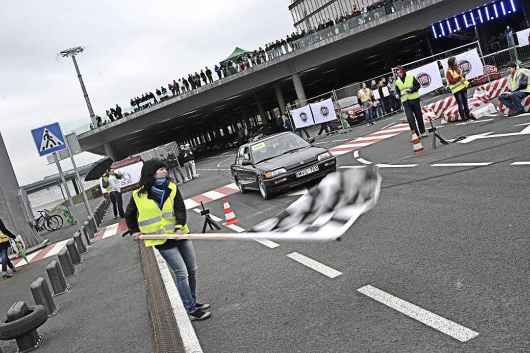 „Žalgirio“ arenos papėdėje – automobilių slalomas