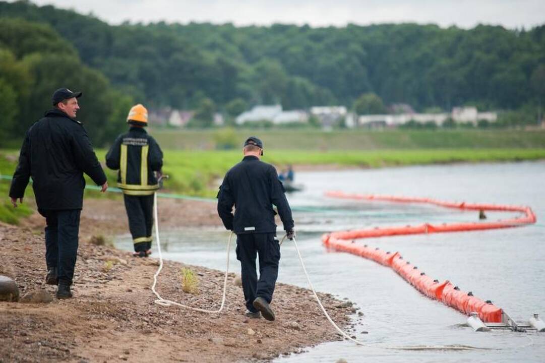 Ugniagesiai Neryje mokėsi rinkti teršalus