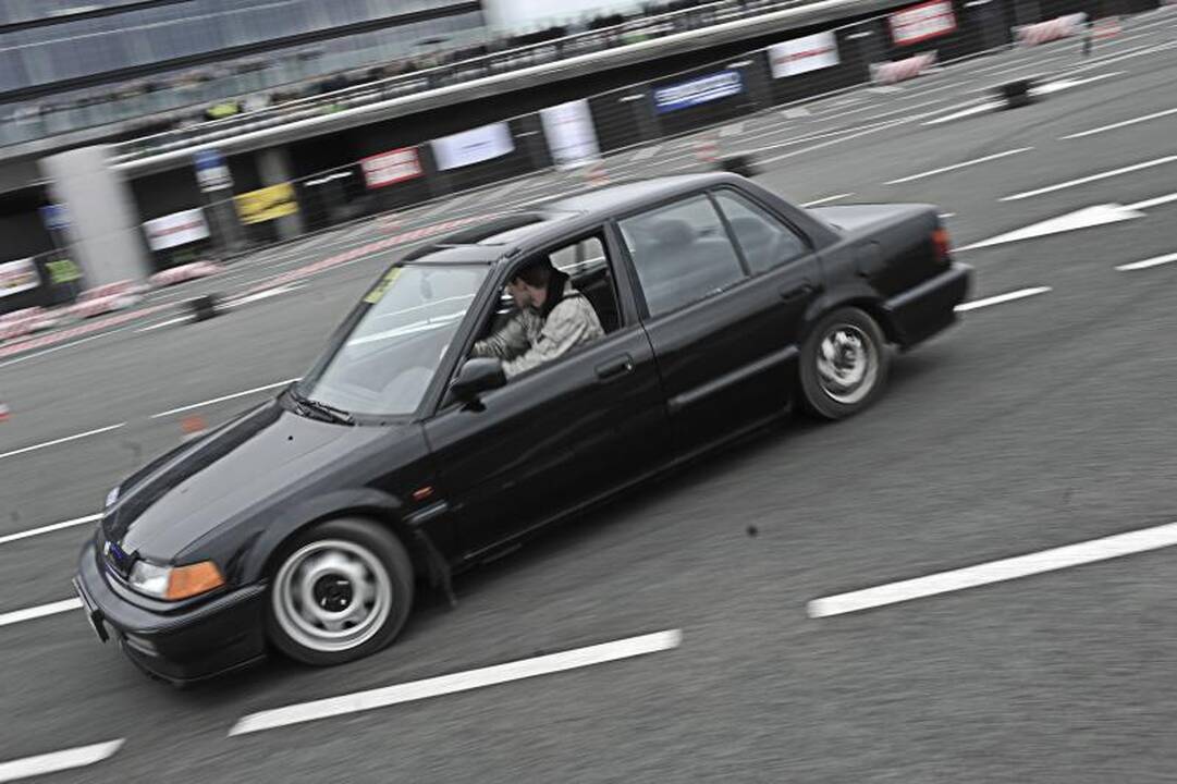 „Žalgirio“ arenos papėdėje – automobilių slalomas
