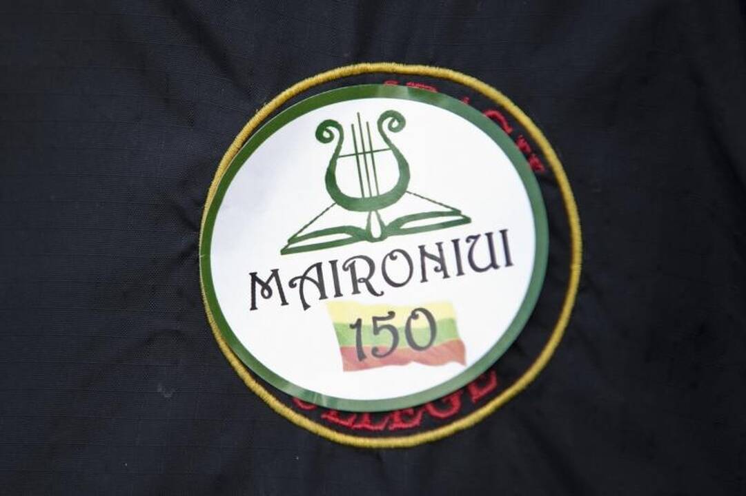 Maironio gimtadienį mokiniai paminėjo susikibę rankomis