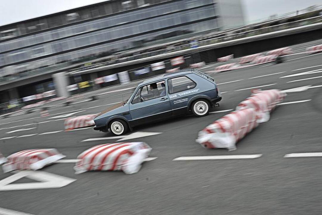„Žalgirio“ arenos papėdėje – automobilių slalomas