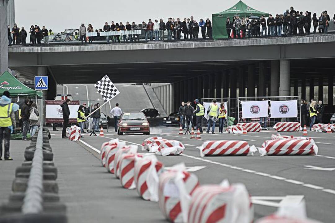 „Žalgirio“ arenos papėdėje – automobilių slalomas