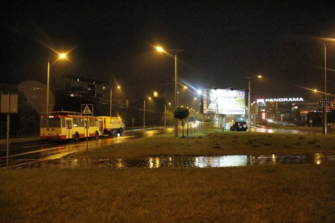 Per naktinę liūtį Vilniuje skendo automobiliai