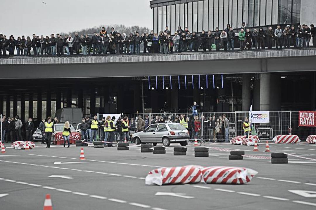 „Žalgirio“ arenos papėdėje – automobilių slalomas