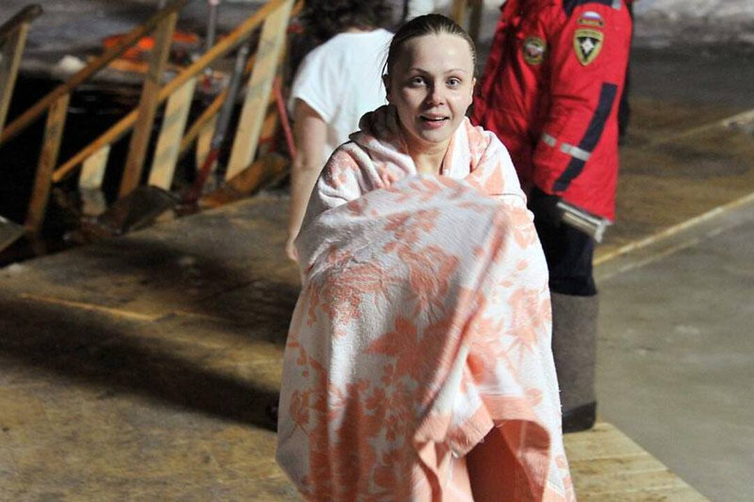 Tūkstančiai maskviečių pasinėrė į ledinį vandenį