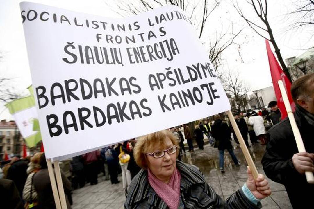 Mitinge prieš šilumos kainas - provokatoriai su "Gazprom" vėliavomis