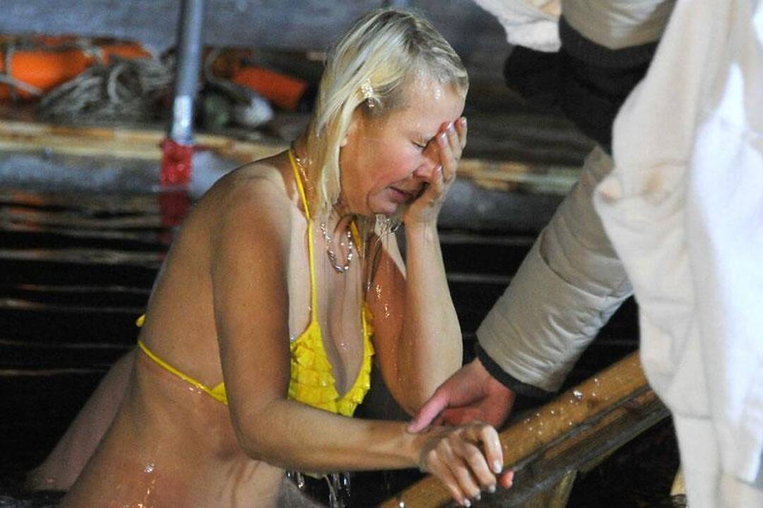 Tūkstančiai maskviečių pasinėrė į ledinį vandenį