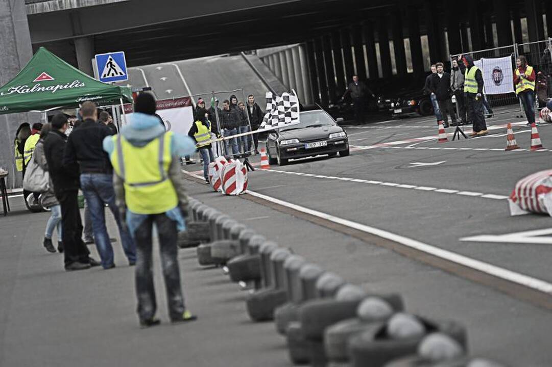 „Žalgirio“ arenos papėdėje – automobilių slalomas