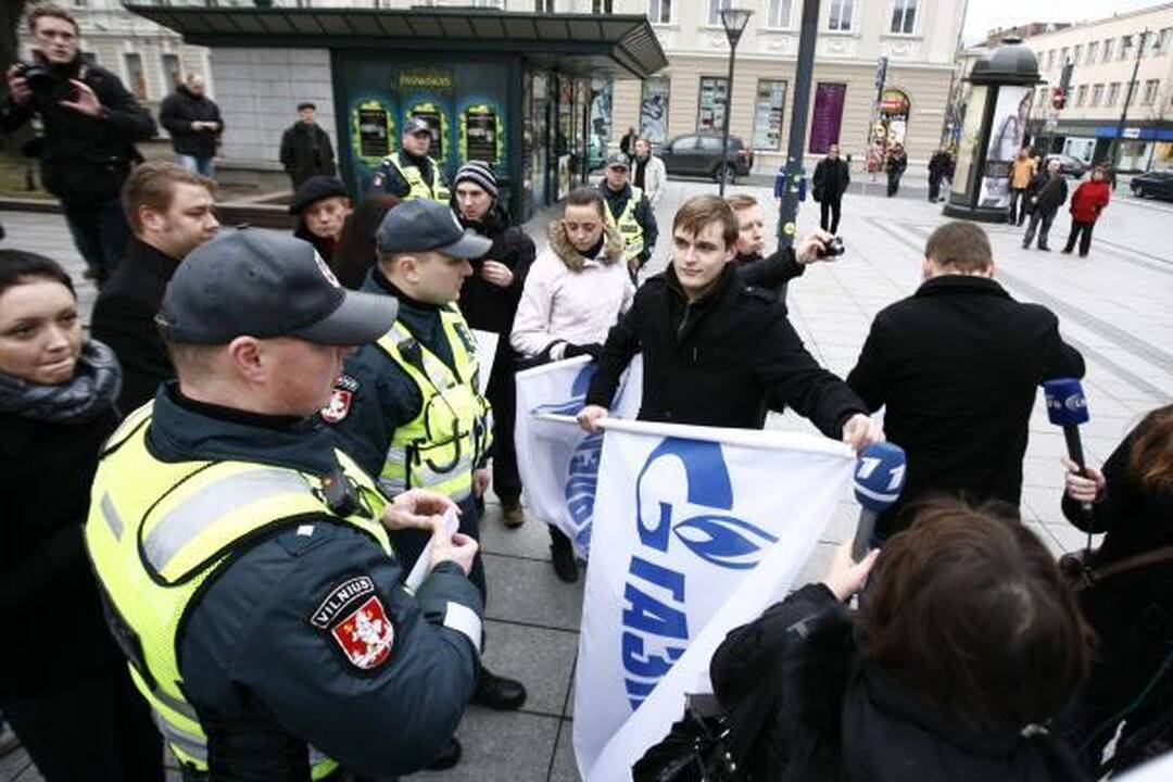Mitinge prieš šilumos kainas - provokatoriai su "Gazprom" vėliavomis