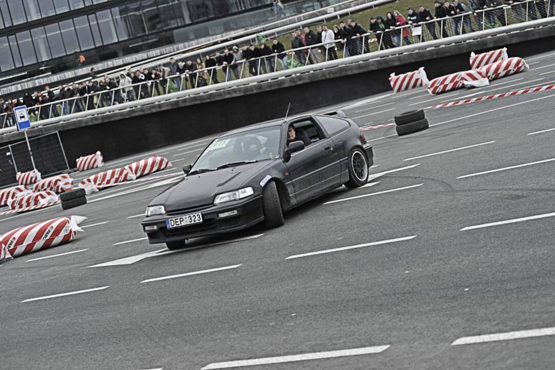 „Žalgirio“ arenos papėdėje – automobilių slalomas