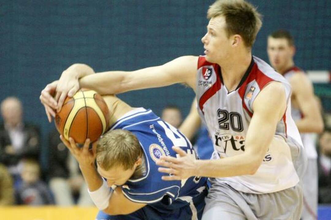 „Neptūnas“ garbingai priešinosi „Lietuvos rytui“