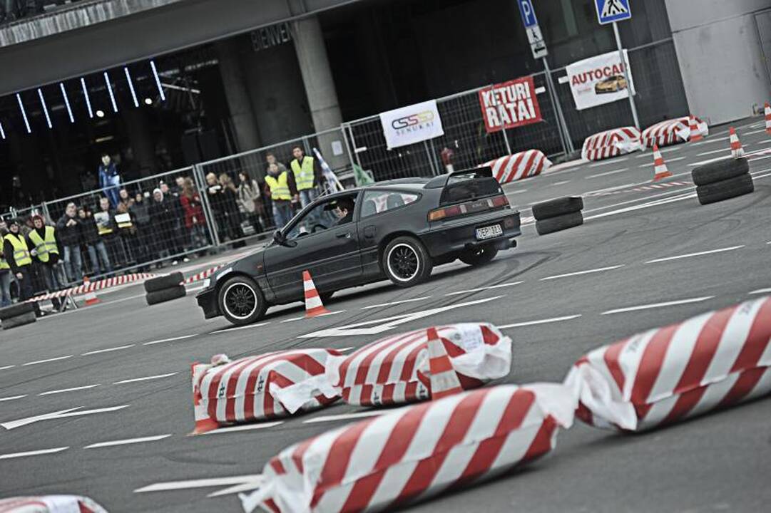 „Žalgirio“ arenos papėdėje – automobilių slalomas