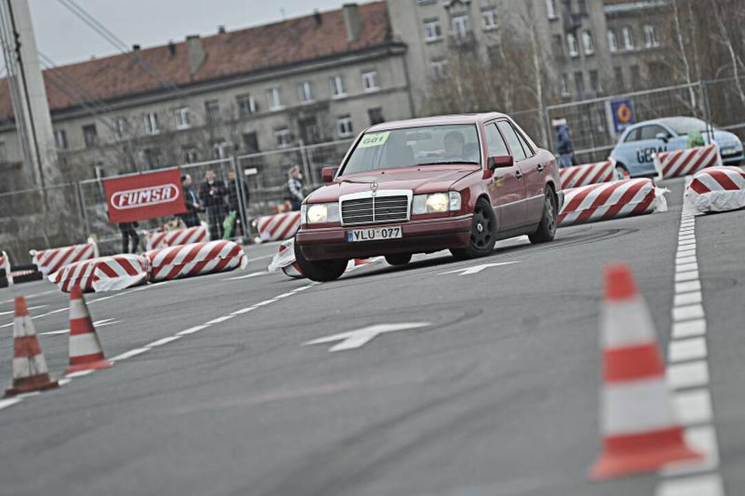 „Žalgirio“ arenos papėdėje – automobilių slalomas