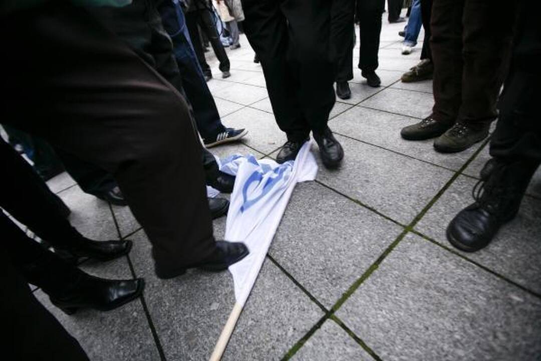 Mitinge prieš šilumos kainas - provokatoriai su "Gazprom" vėliavomis