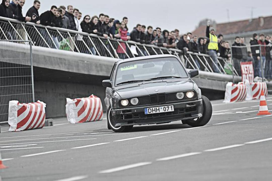 „Žalgirio“ arenos papėdėje – automobilių slalomas