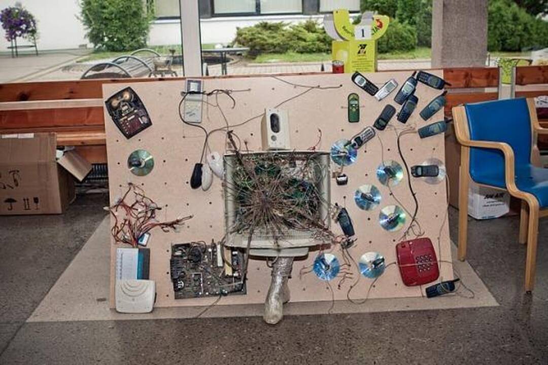 Studentai sudėliojo rekordinį koliažą iš senos telekomunikacijų įrangos
