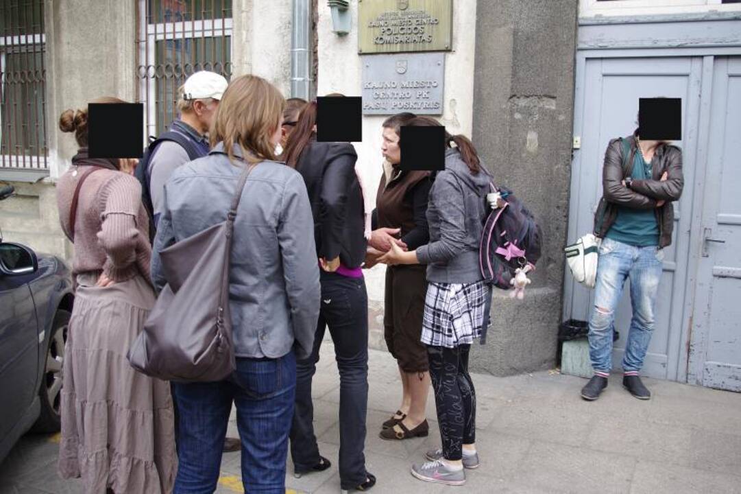 „Tiesos“ reikalavę kauniečiai išvežti į policiją (sulaikymo foto)