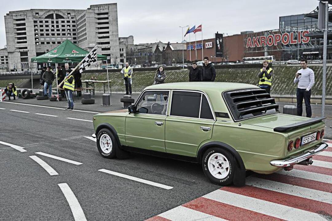 „Žalgirio“ arenos papėdėje – automobilių slalomas