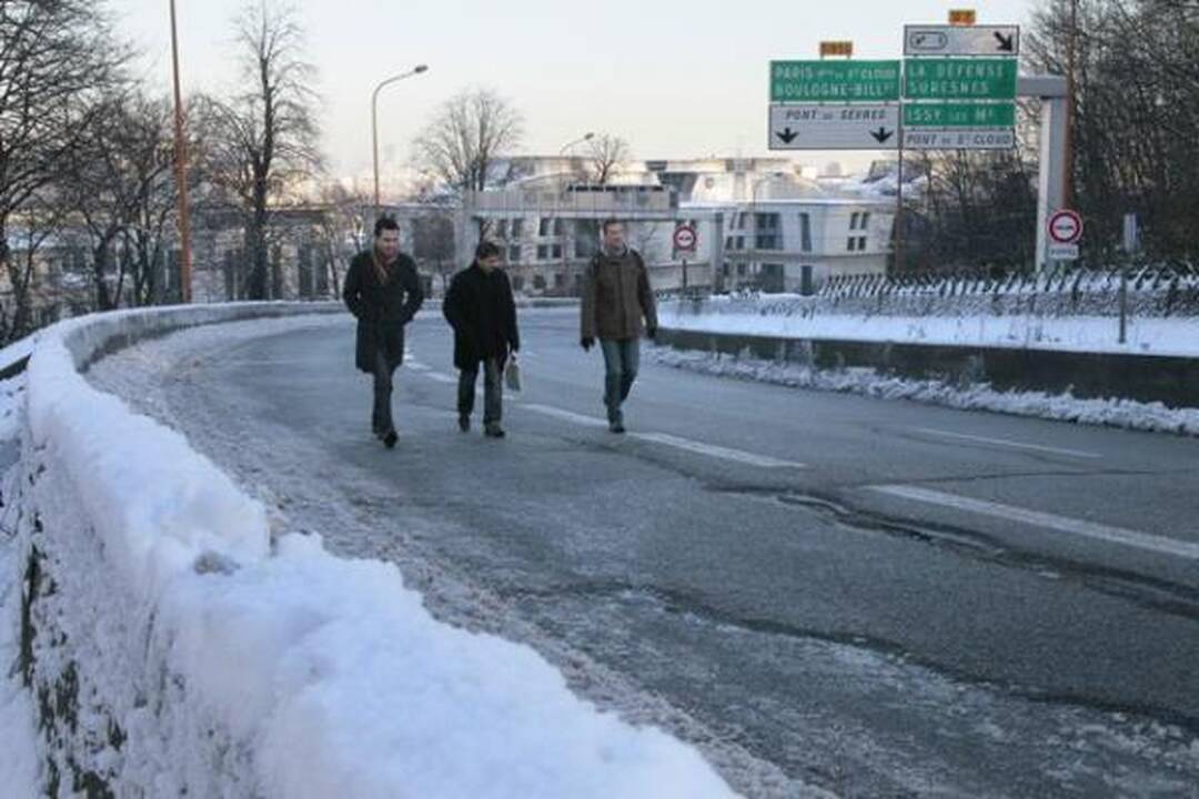 Apsnigtą Paryžių sukaustė ledas