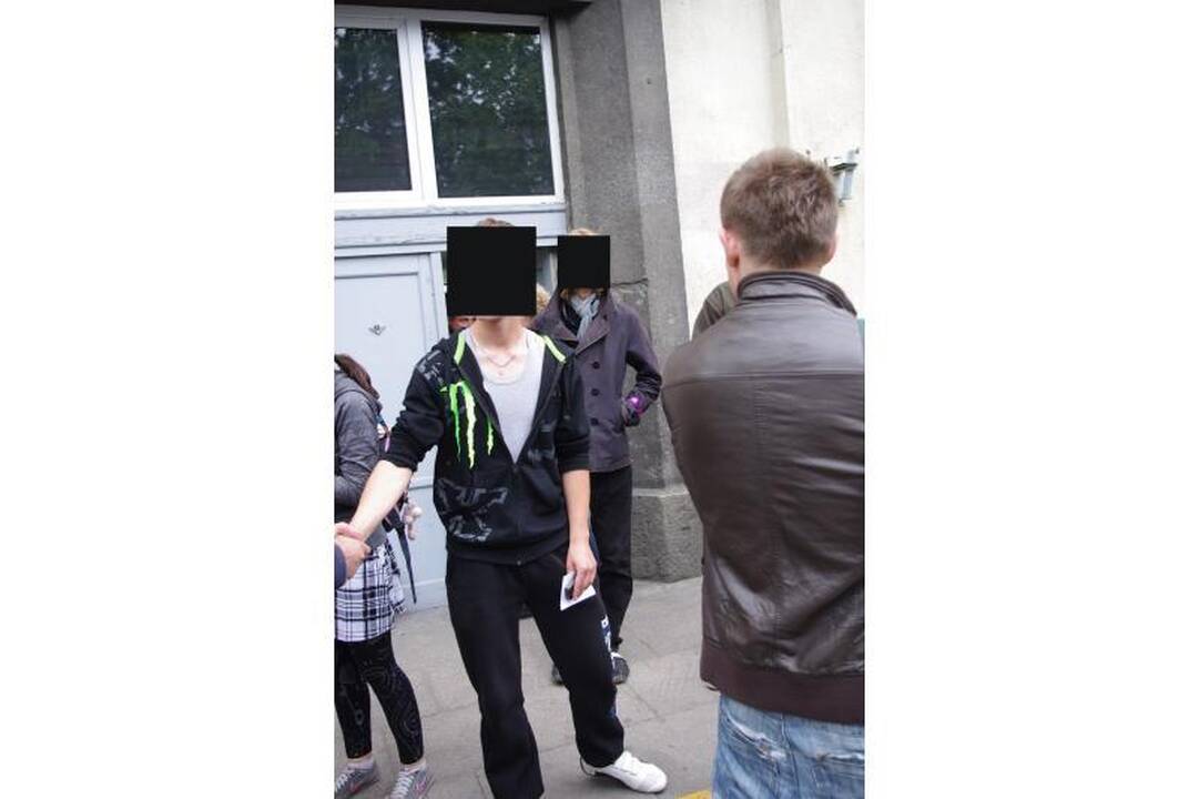 „Tiesos“ reikalavę kauniečiai išvežti į policiją (sulaikymo foto)
