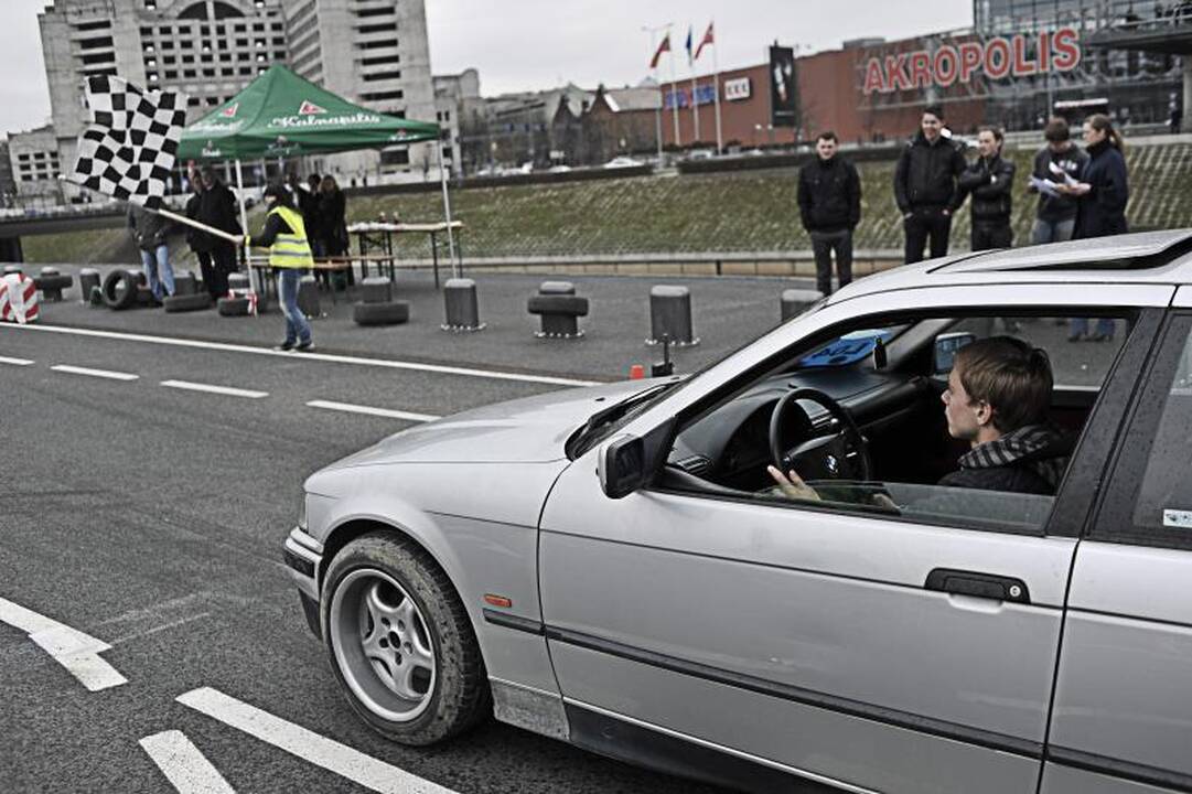 „Žalgirio“ arenos papėdėje – automobilių slalomas