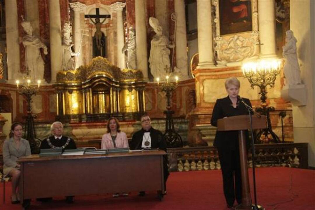 VU filologijos magistrams – diplomai iš D.Grybauskaitės rankų