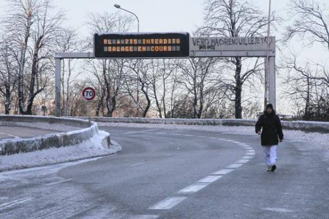 Apsnigtą Paryžių sukaustė ledas