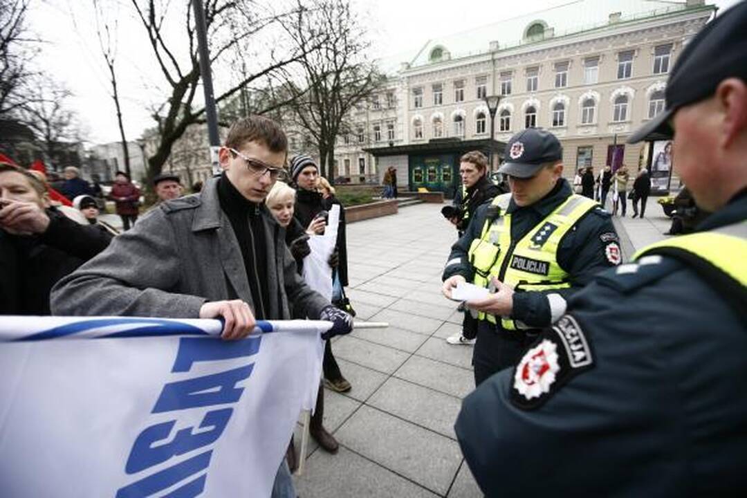 Mitinge prieš šilumos kainas - provokatoriai su "Gazprom" vėliavomis