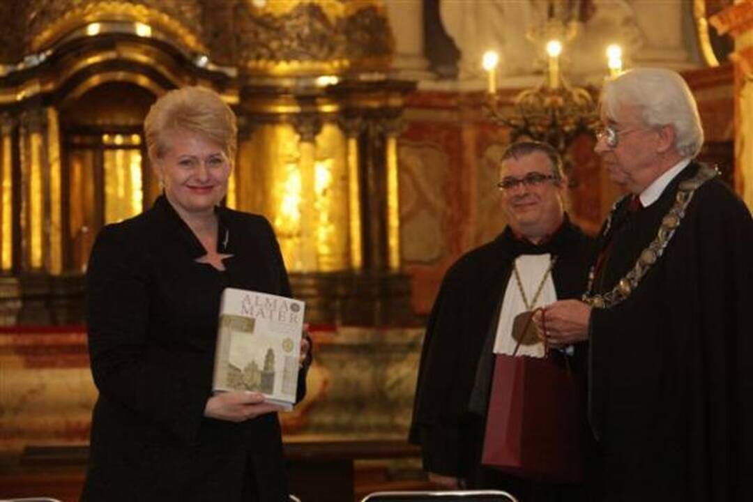 VU filologijos magistrams – diplomai iš D.Grybauskaitės rankų