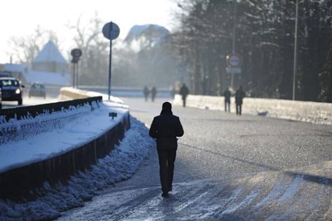 Apsnigtą Paryžių sukaustė ledas