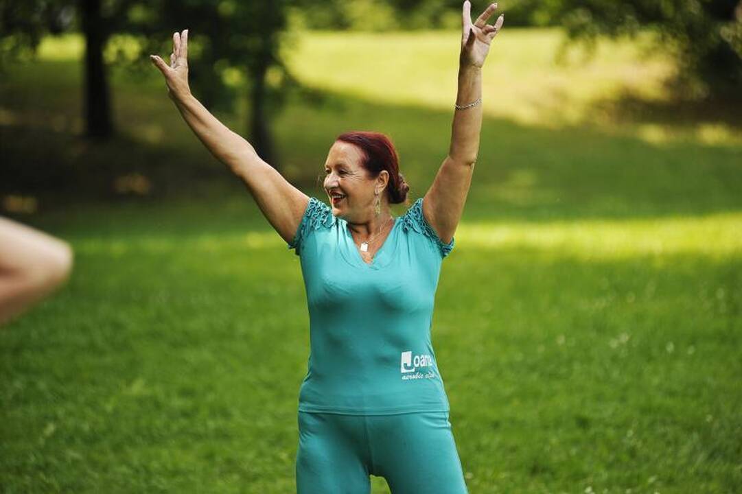 Santakos parke kauniečiai atliko linksmą mankštą