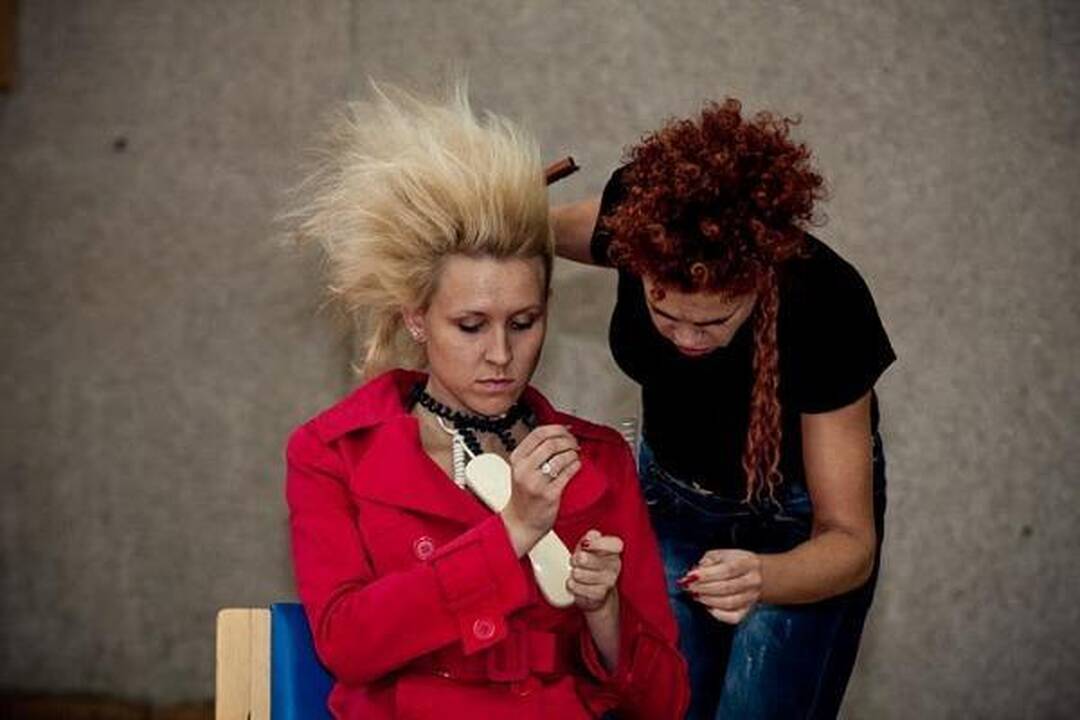 Studentai sudėliojo rekordinį koliažą iš senos telekomunikacijų įrangos