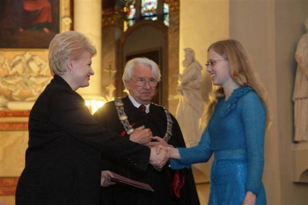 VU filologijos magistrams – diplomai iš D.Grybauskaitės rankų
