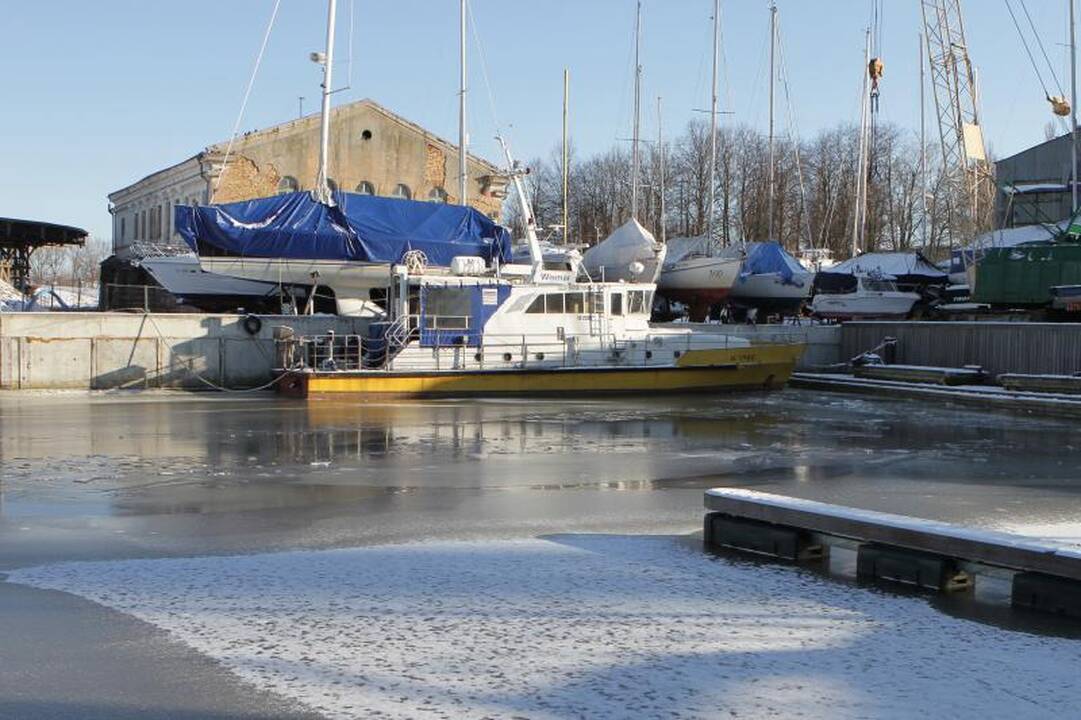 Kelią mariomis žvejai nužymėjo šakomis   