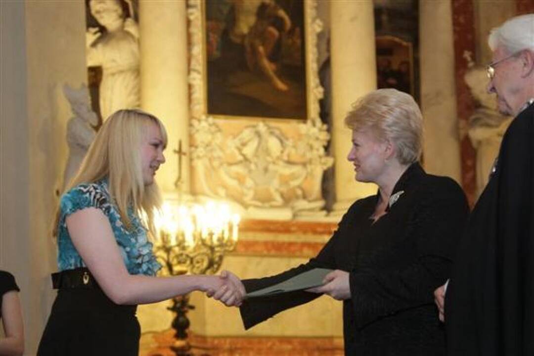 VU filologijos magistrams – diplomai iš D.Grybauskaitės rankų