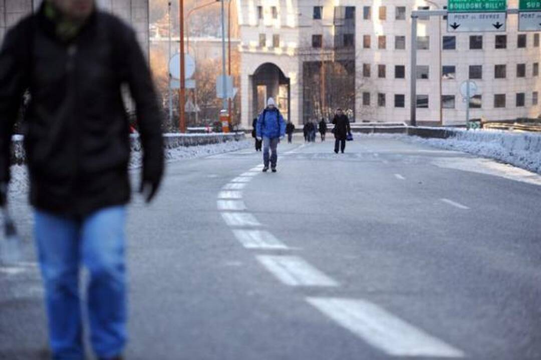 Apsnigtą Paryžių sukaustė ledas