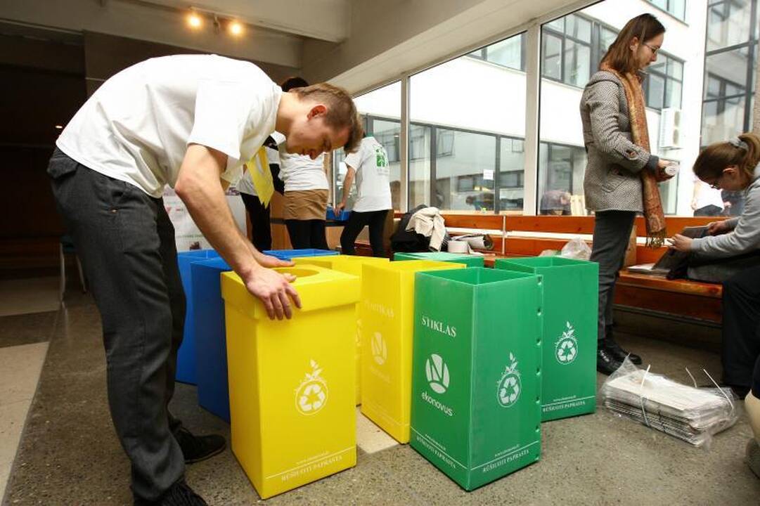 Laisvės alėjoje eglę papuoš studentų kurti žaisliukai iš atliekų