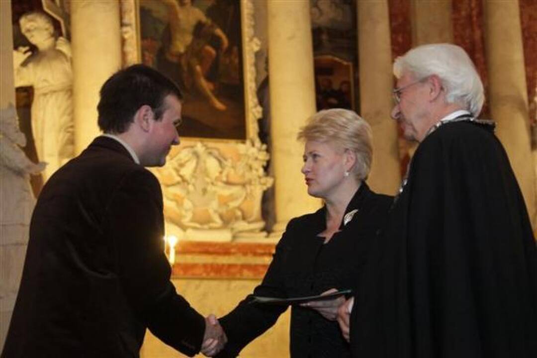 VU filologijos magistrams – diplomai iš D.Grybauskaitės rankų