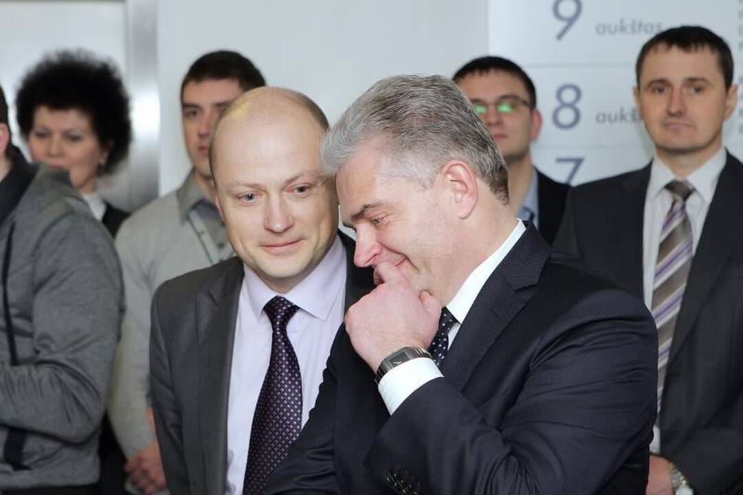 Šiltam kotedžui – vėsių tonų terapija   