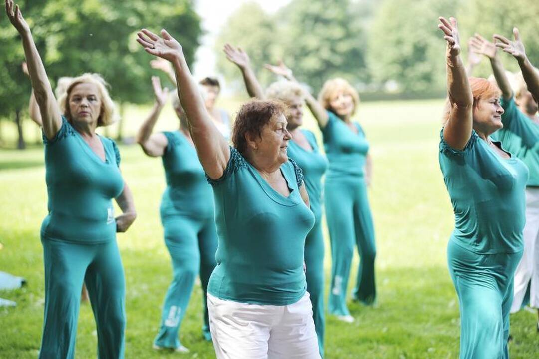 Santakos parke kauniečiai atliko linksmą mankštą