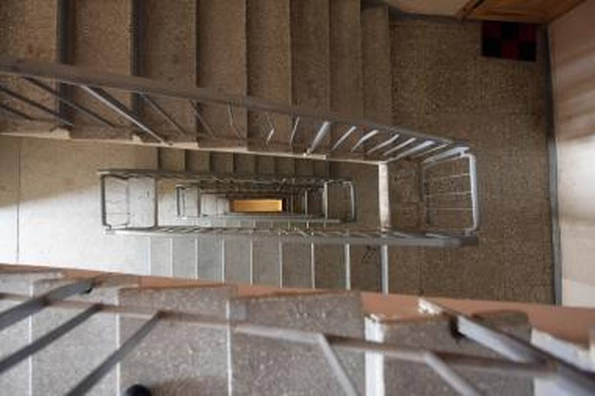 Vilniuje namo laiptinėje iš paauglio atimtas mobilusis telefonas