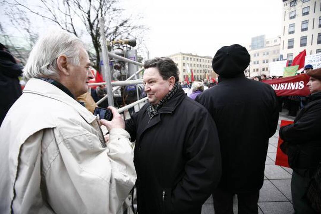 Mitinge prieš šilumos kainas - provokatoriai su "Gazprom" vėliavomis