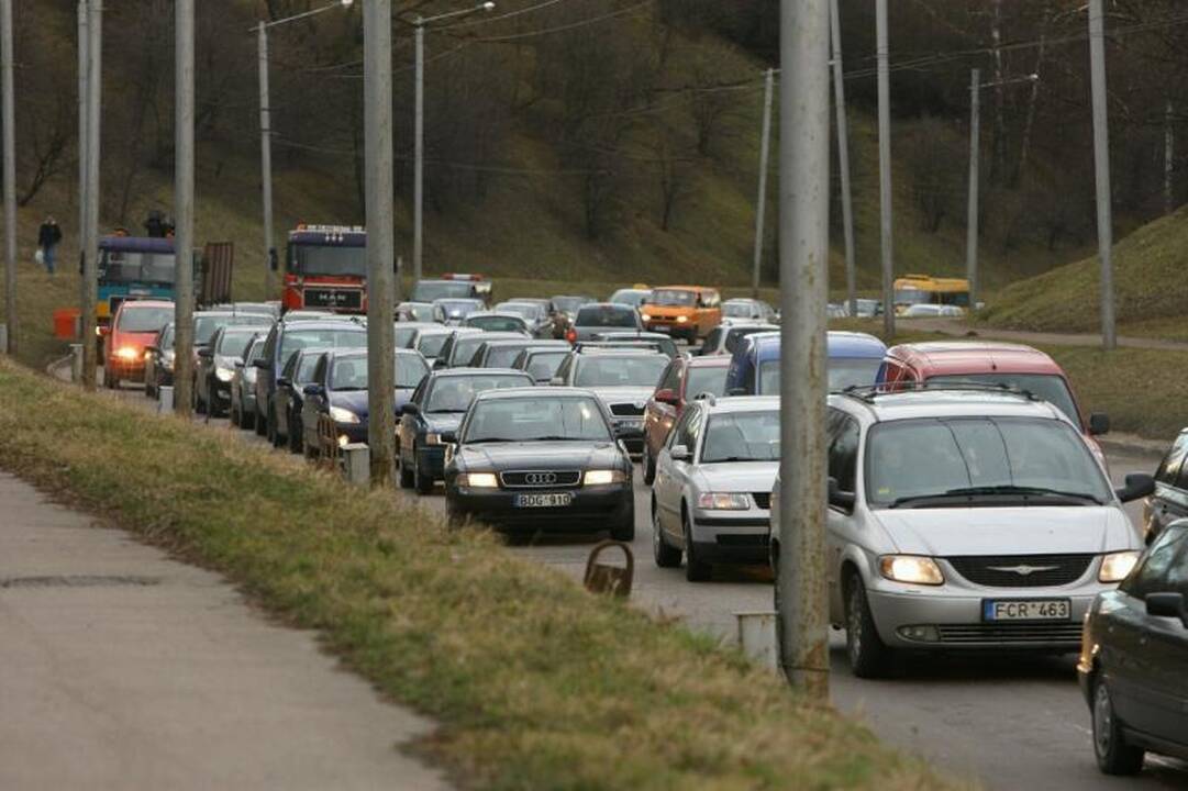 Apvirtęs   sunkvežimis   sukėlė   spūstį  