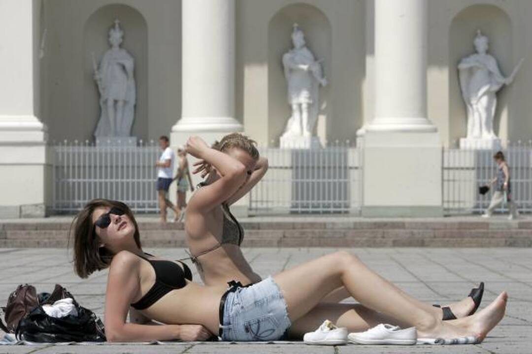 "Flash mob" jaunimėlis Katedros aikštę pavertė paplūdimiu
