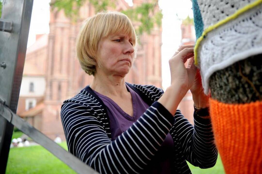 Priešais šv.Onos bažnyčią - neįprasta medžių puošimo akcija