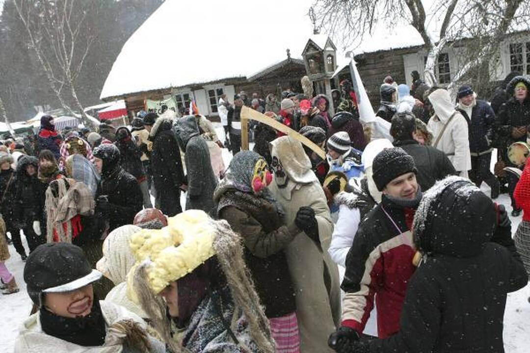 Užgavėnės Rumšiškėse: turgus, blynai ir žiemos išvarymas