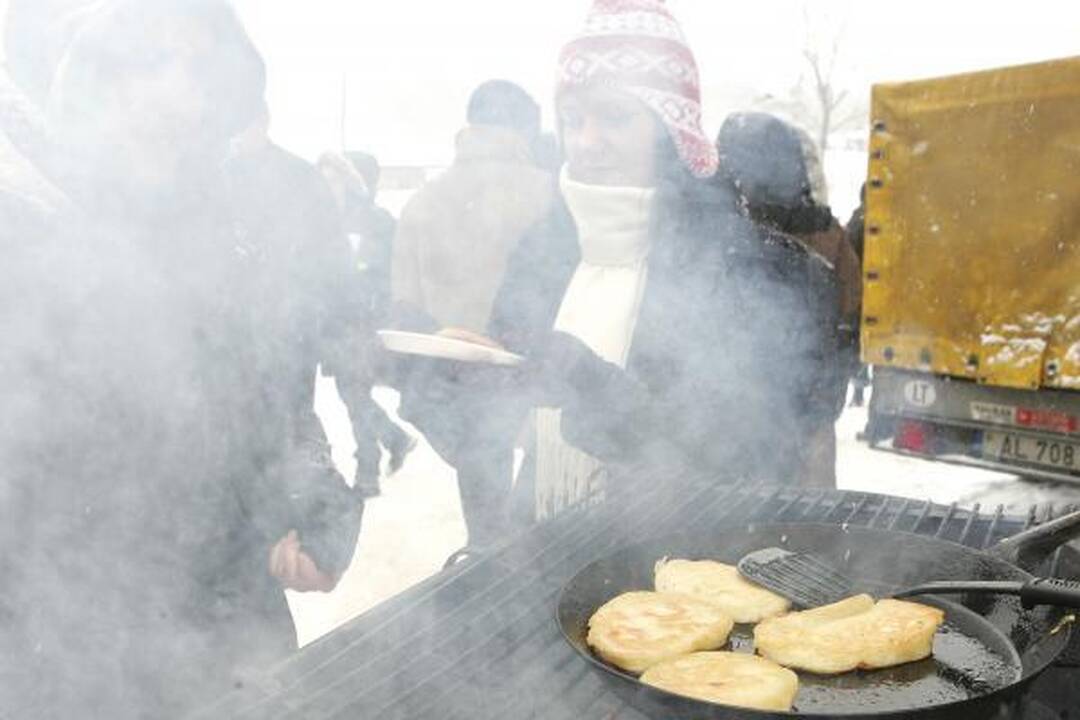 Užgavėnės Rumšiškėse: turgus, blynai ir žiemos išvarymas