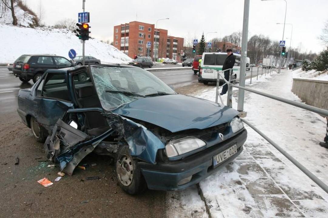 Sostinės gelbėtojai vadavo automobilyje prispaustą moterį